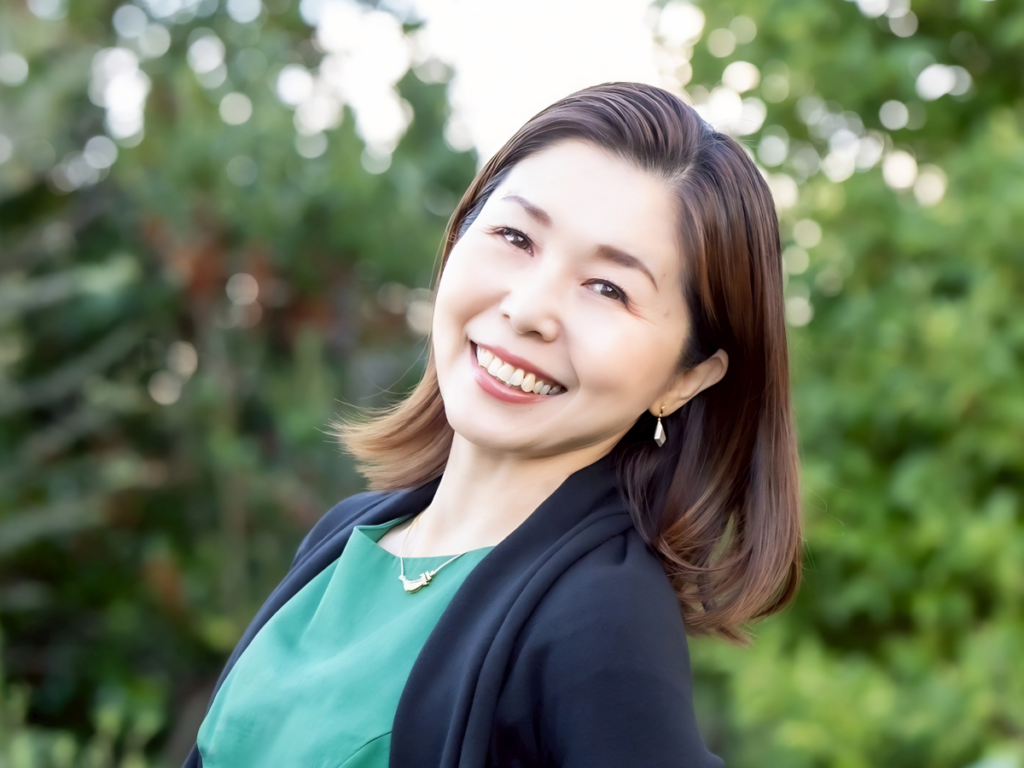 笑顔でこちらを見つめる元OSK娘役・千原輝子さん。本音を引き出す生き方と働き方について語るインタビュー記事のアイキャッチ画像。