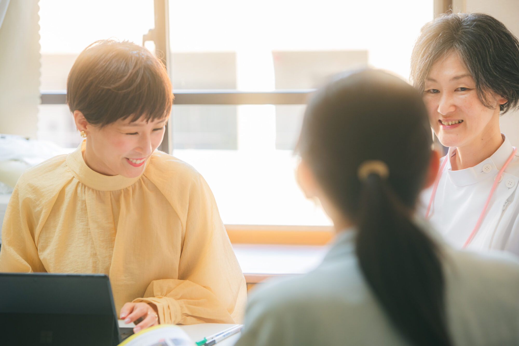 受講生と話す女性経営者・坂田早希さんと医療従事者