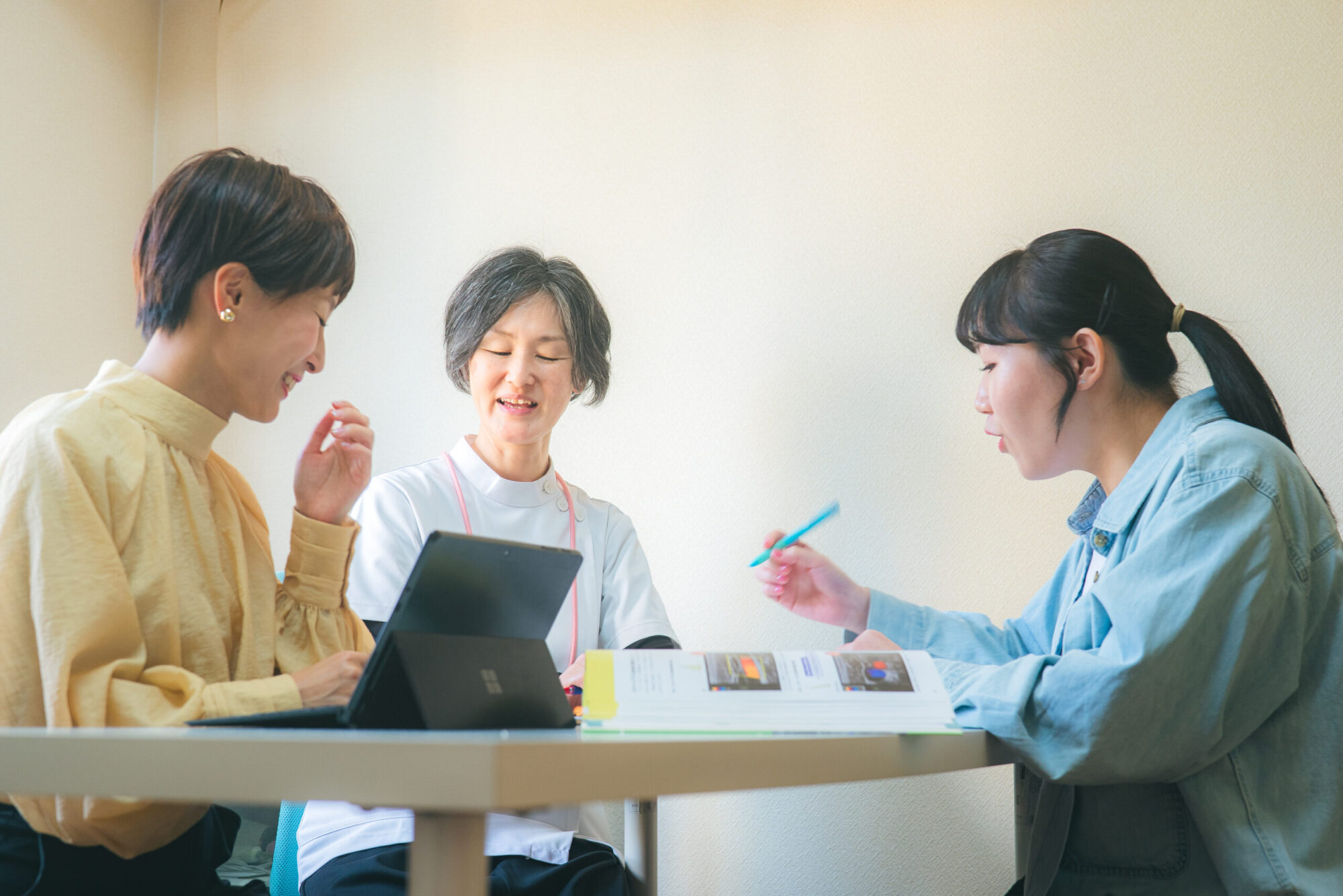 医療職向けエコー実技セミナーで学ぶ受講生と坂田早希さん