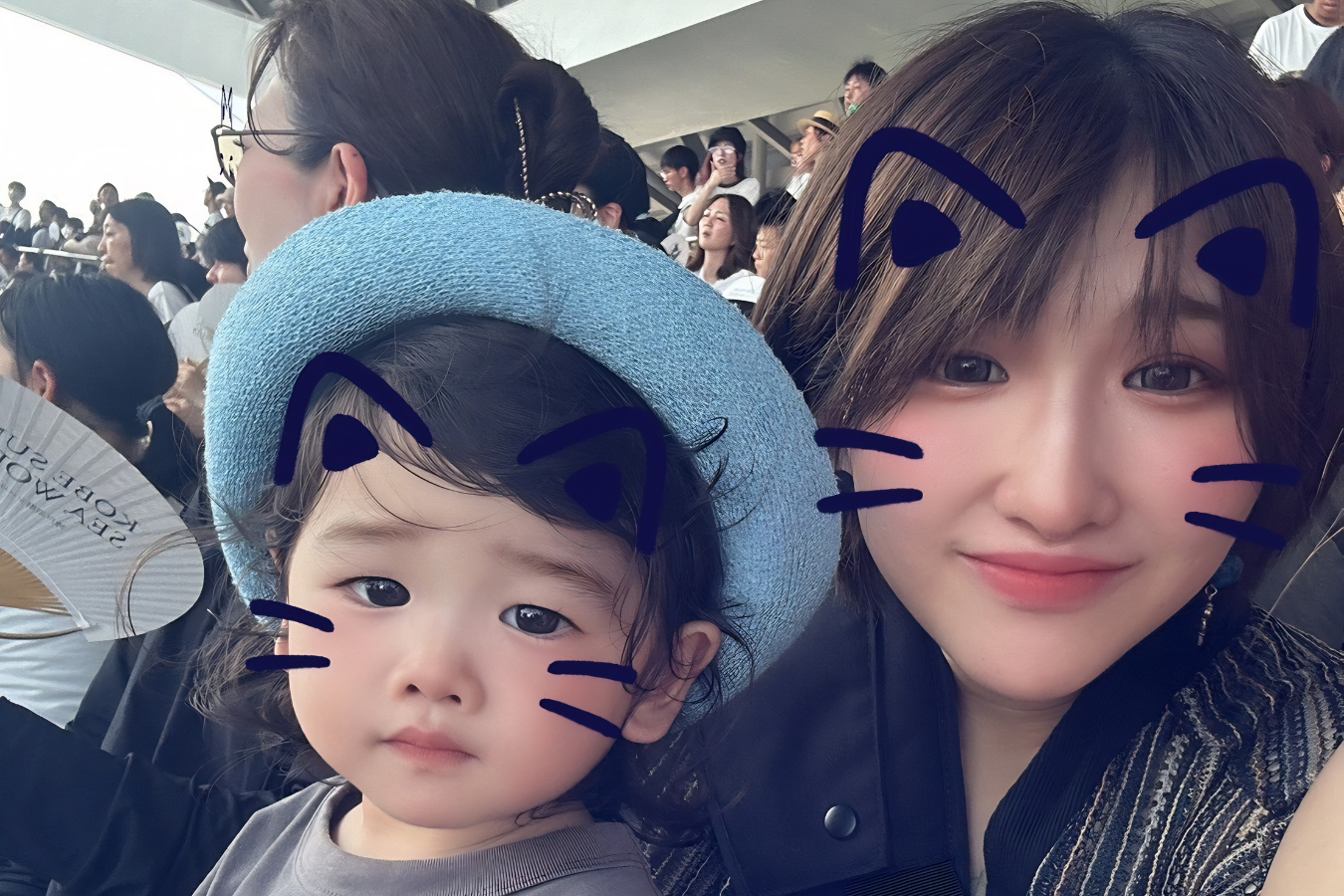 【パソコンで仕事をしながら子どもと過ごすシングルマザーの姿。在宅ワークと子育てを両立しながら、キャリアチェンジに挑戦するリアルな日常を表現】
